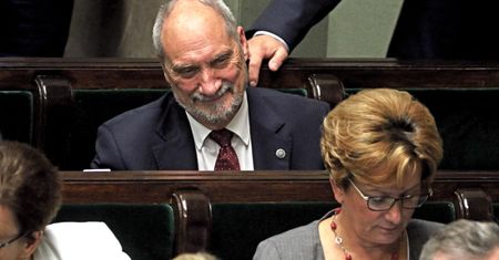 Nowy sondaż. Większość Polaków chce odwołania Antoniego Macierewicza
