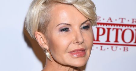 Głęboki dekolt i za mocny makijaż. Joanna Racewicz na premierze