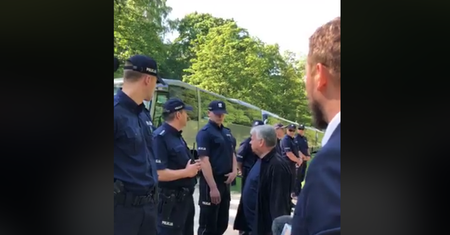 Bogdan Borusewicz niewpuszczony na cmentarz. Policja mówi o "skandalicznej postawie"