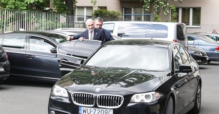 Macierewicz w limuzynie i z ochroną. Wiadomo już, dlaczego