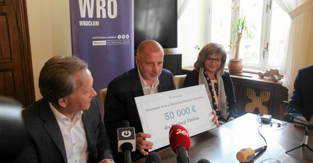 Prezydent Dutkiewicz przekazał 50 tysięcy euro Fundacji "Ukraina"
