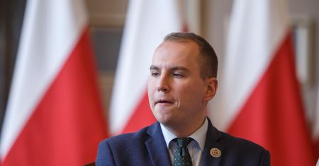 Andruszkiewicz ujawnił ile zarabia jako wiceminister. Samochodu nie posiada nadal