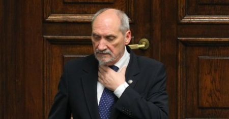 Większość Polaków jest za odejściem Macierewicza. Sondaż dla WP