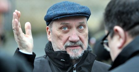 Auto Antoniego Macierewicza ugrzęzło w błocie. Na Twitterze mają ubaw