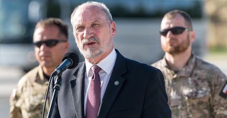 Szef MON idzie do prokuratury ws. książki Tomasza Piątka. "Same kłamstwa"