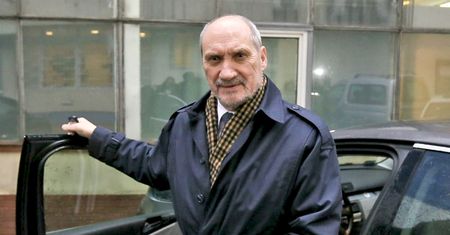 Macierewicz: rozważamy możliwość pozostawienia przez Rosjan dużych sił po manewrach "Zapad-17"