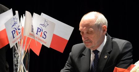 Internauci komentują nagrodę dla Macierewicza