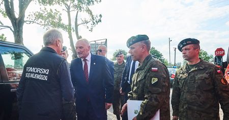 Dodatkowe wojsko wysłane do pomocy po nawałnicach. "Byli potrzebni w sobotę, a przyjechali we wtorek"