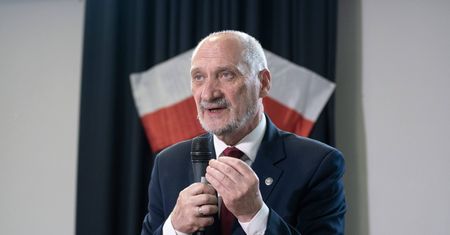 Zagraniczne podróże Macierewicza. Płaci za nie Sejm