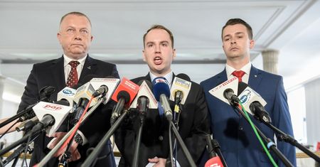 Andruszkiewicz chce postawić Tuska przed Trybunałem Stanu. "Szkodliwe i złodziejskie rządy"