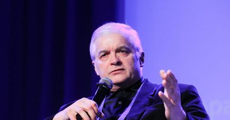 "Twardy brexit lepszy od ustępstw wobec chuliganów". Cimoszewicz ostro o rządzie May