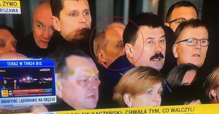 Macierewicz w czwartym rzędzie podczas miesięcznicy.  "Okopuje tyły"