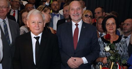 Dotarliśmy do nagrania z urodzin Antoniego Macierewicza. Wbili szpilę w prezydenta Dudę