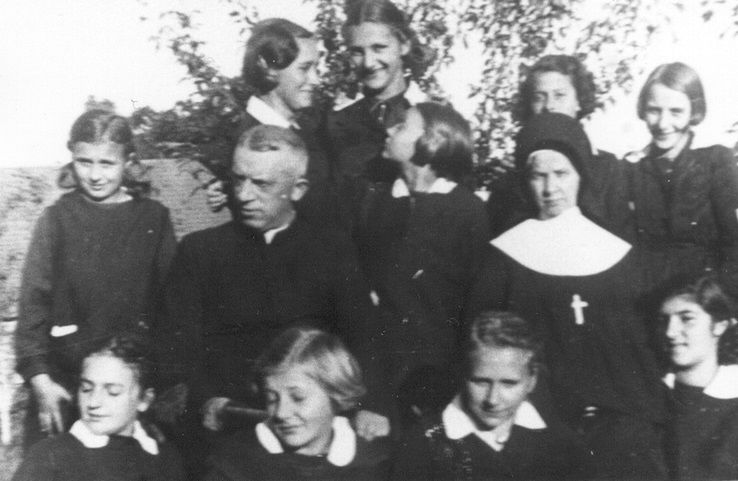 Nazarethfamily.org/Bł. S. Stella Mardosewicz z uczennicami szkoły w Nowogródku