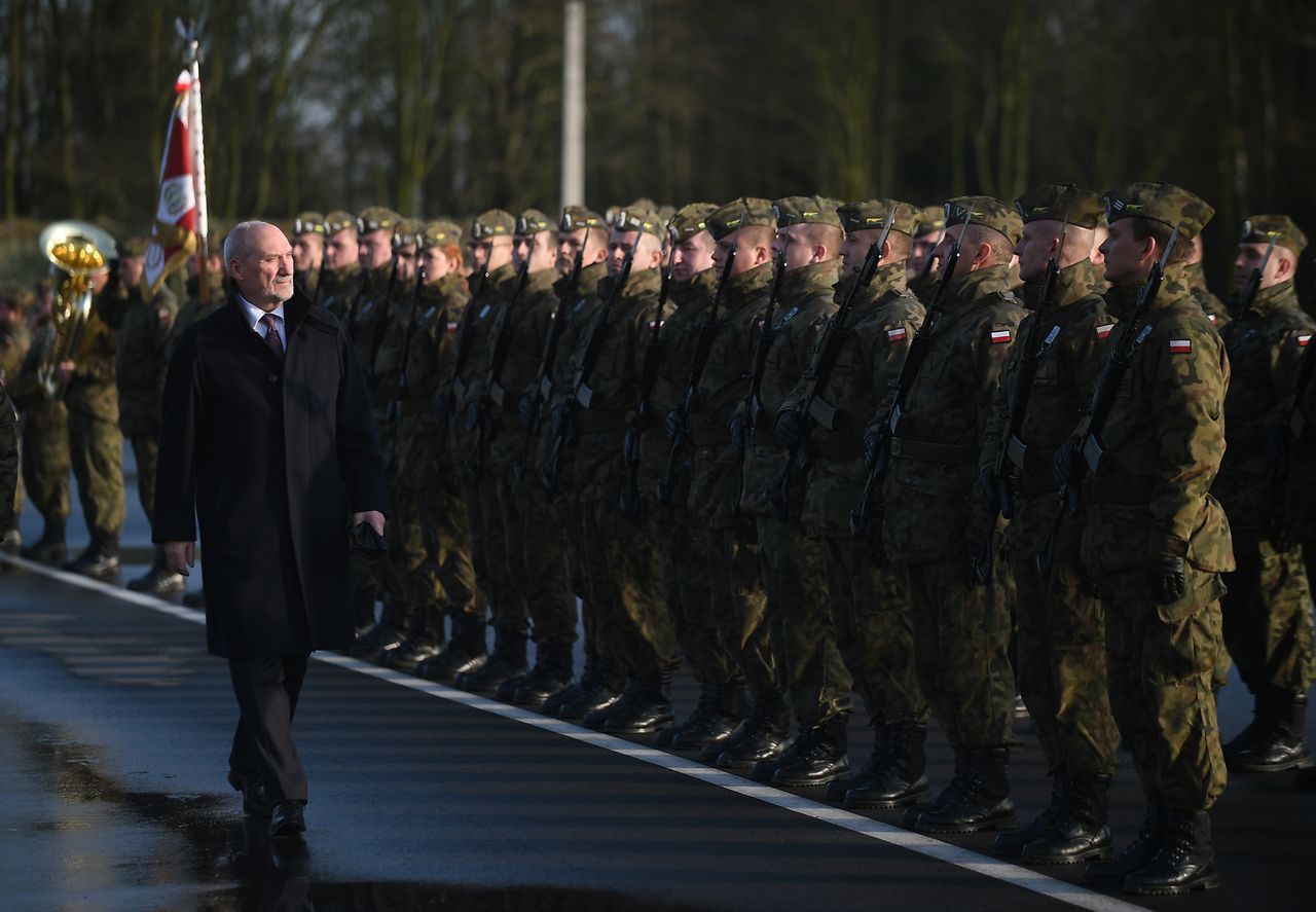 Macierewicz chce przeszkolić żołnierzy z bezpiecznego seksu