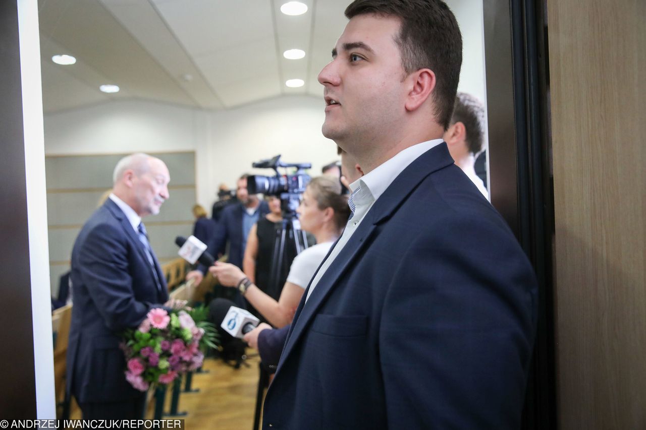 Misiewicz doradzał Macierewiczowi, teraz chyba chce Dudzie. Proponuje dodać jeszcze jedno pytanie do referendum 