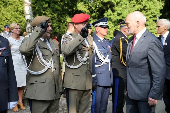 Antoni Macierewicz witany z honorami przez generałów. "Nadgorliwość, czołobitność i lizusostwo"