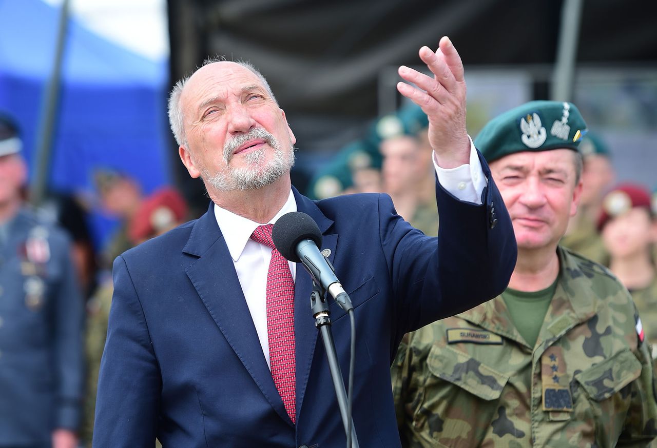 Macierewicz postawi pomniki w całej Polsce. Będą identyczne