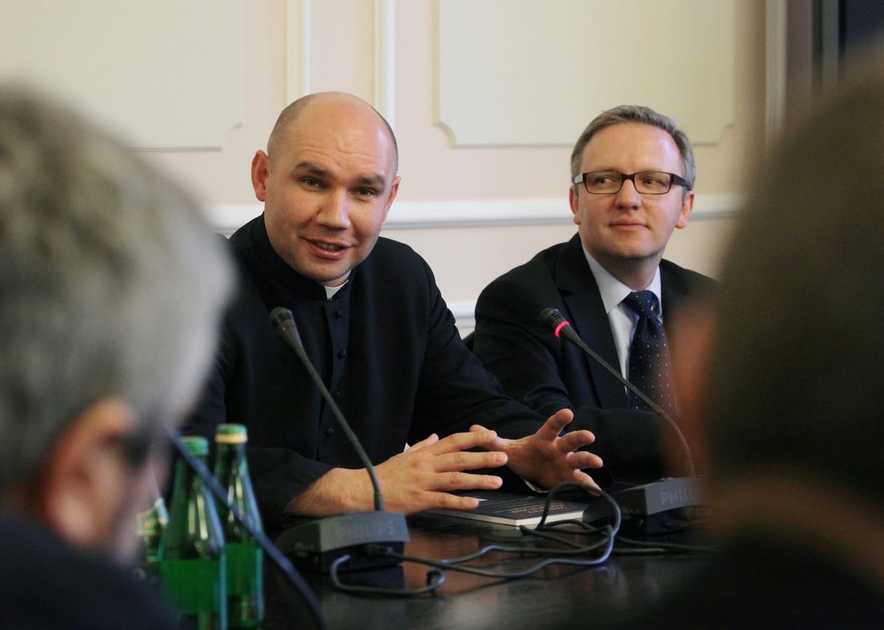 Duszpasterz Lasów Państwowych twierdzi, że został uderzony w Białowieży. Policja stawia zarzuty