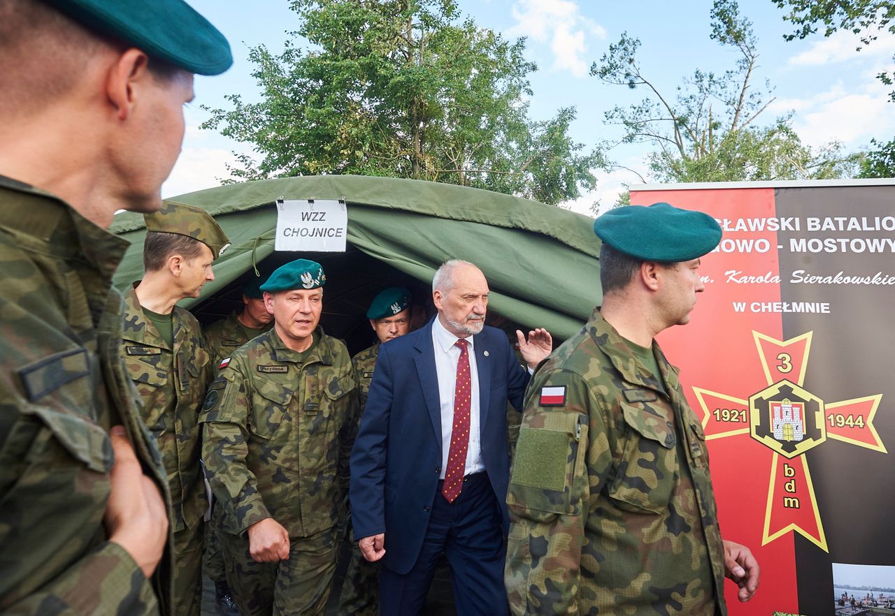 Antoni Macierewicz przyjechał pomóc. Po chwili sam potrzebował pomocy