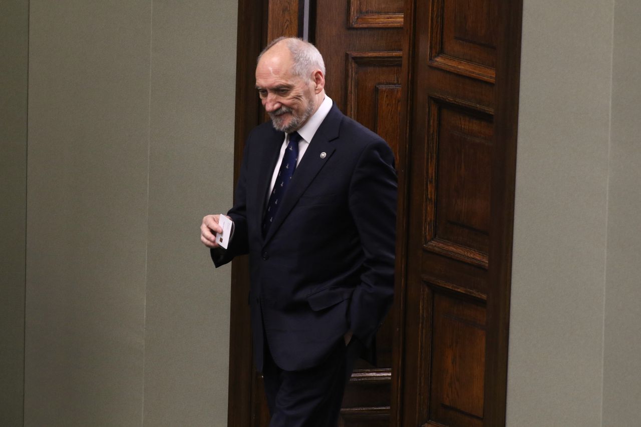 Macierewicz był bardzo hojny. Wiemy, ile wydał na nagrody