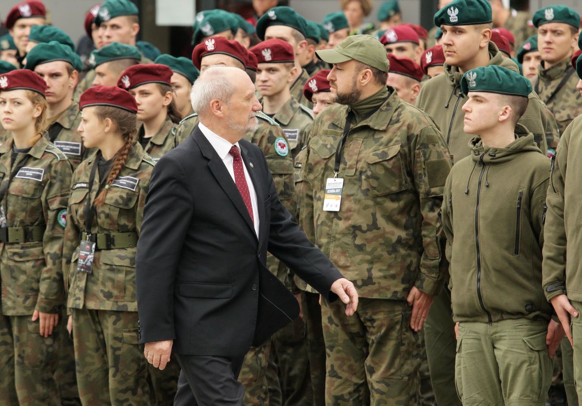 "Proponuję jeszcze honorowy tytuł Wielkiego Hetmana Polnego". Oburzenie na odznakę GROM dla Macierewicza