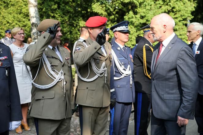 Antoni Macierewicz witany z honorami przez generałów. "Nadgorliwość, czołobitność i lizusostwo"