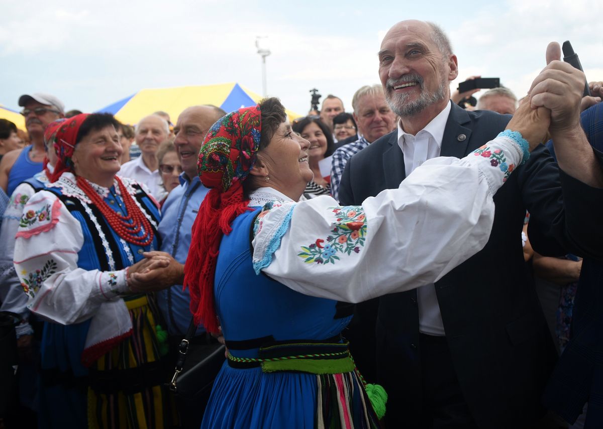 Antoni Macierewicz tańczy na Pikniku Rodzinnym PiS. Dawno się tak nie uśmiechał