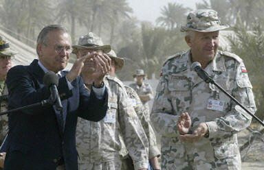 Rumsfeld dziękuje żołnierzom