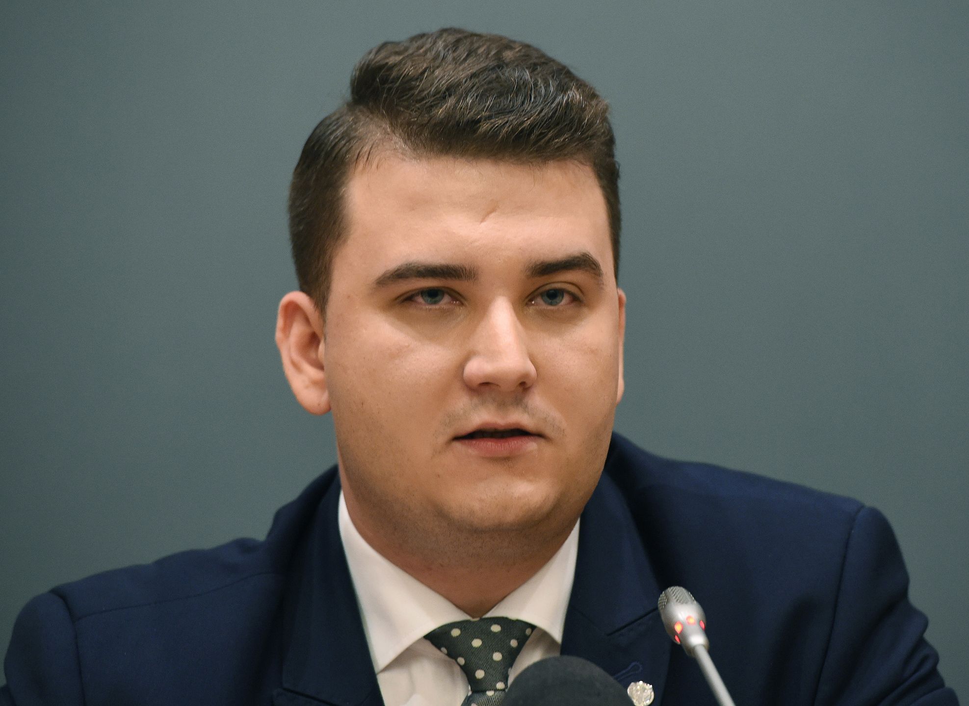 Piotr Misiło z Nowoczesnej pomówił Bartłomieja Misiewicza, byłego rzecznika MON, o płacenie za narkotyki służbowymi kartami kredytowymi.