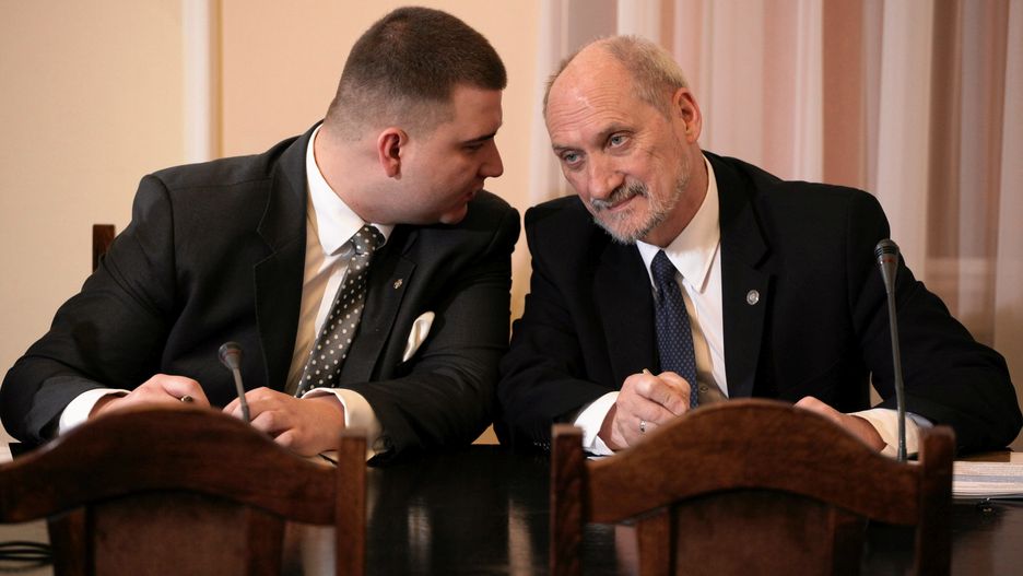 Trudno nie dostrzec groteskowości sytuacji, w której Antoni Macierewicz nazywa Misiewicza "człowiekiem zasłużonym"