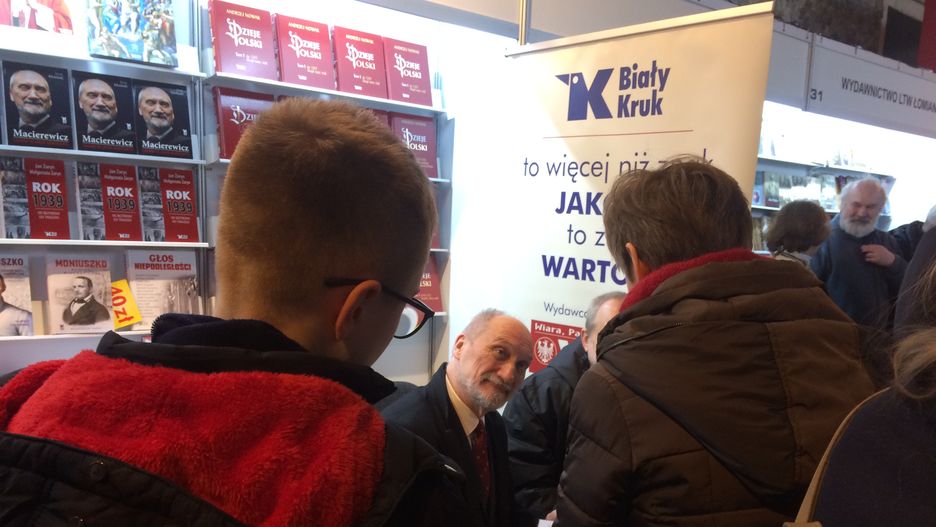 Na podpis Antoniego Macierewicza czekali ludzie w różnym wieku