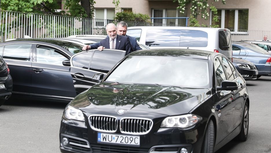 Macierewicz ma szczególne przywileje 