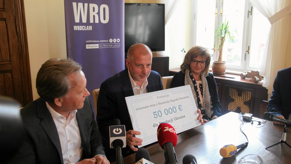 Rafał Dutkiewicz przekazuje niemiecką nagrodę na Fundację "Ukraina".