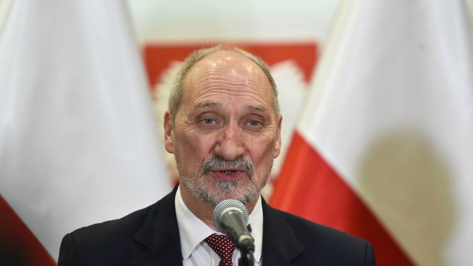 Antoni Macierewicz jest obecnie przewodniczącym Podkomisji ds. Ponownego Zbadania Wypadku Lotniczego pod Smoleńskiem