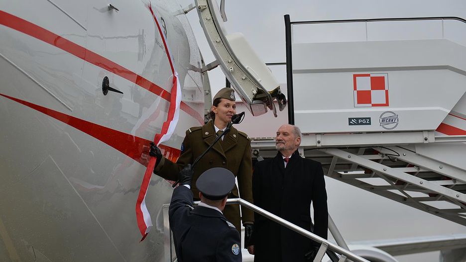 Szef MON Antoni Macierewicz w listopadzie powitał nowy samolot dla VIP-ów. Poleci nim dopiero wiosną.