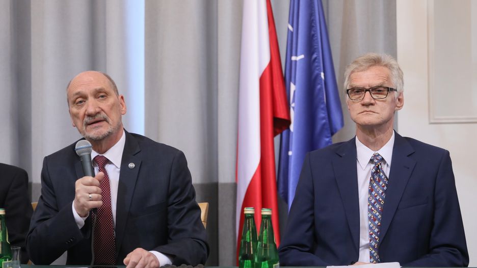 Podkomisja pod przewodnictwem Antoniego Macierewicza "anuluje raport Millera" z siedmiu powodów