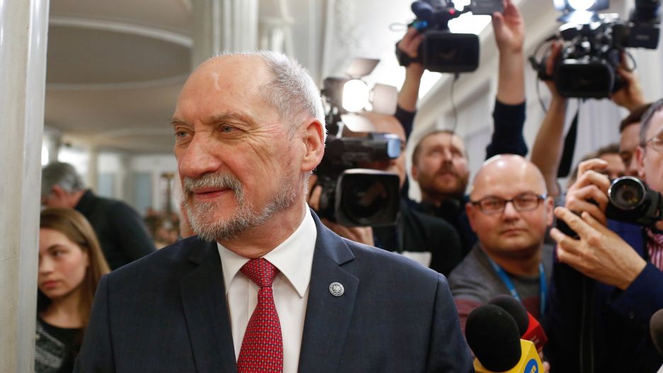 Antoni Macierewicz chwycił mężczyznę za marynarkę