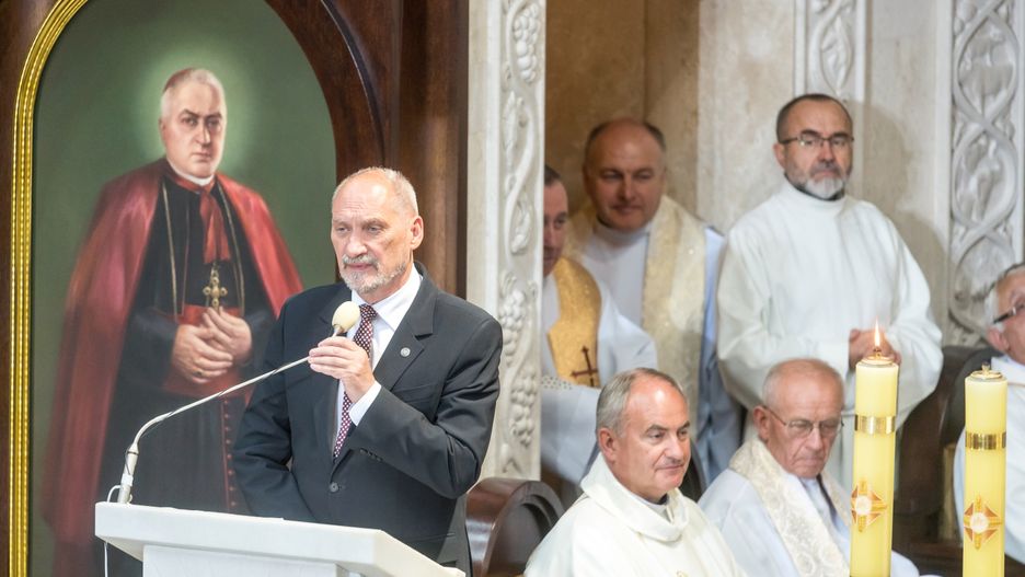 Szef MON Antoni Macierewicz przemawia w kościele wybudowanym przez o. Tadeusza Rydzyka i jego zwolenników.