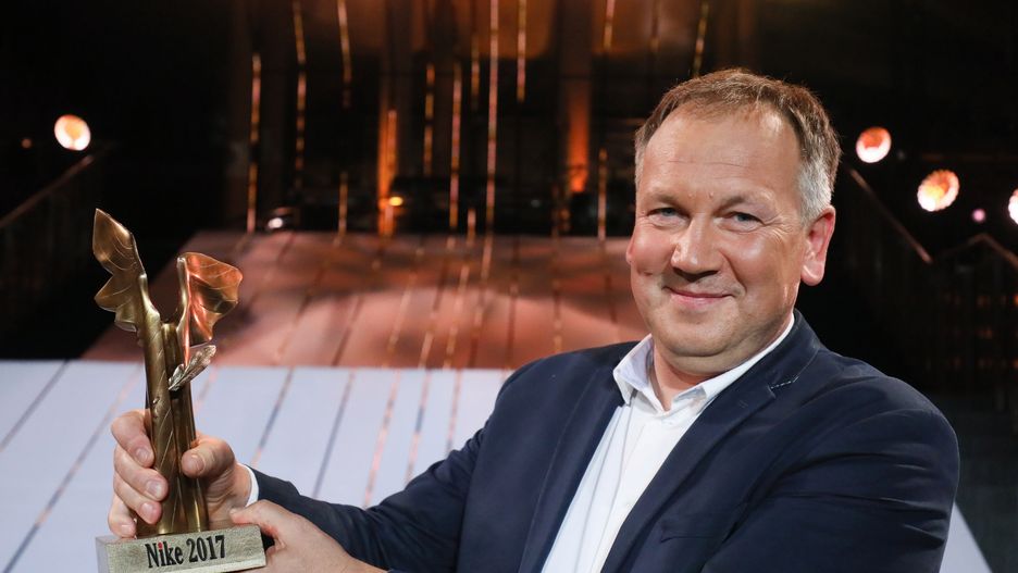 Po raz pierwszy w historii Nike uhonorowano reportaż, książkę Cezarego Łazarewicza ”Żeby nie było śladów”. 