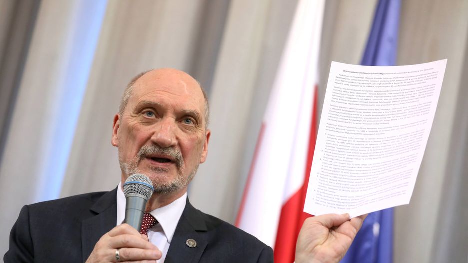 Antoni Macierewicz prezentuje raport techniczny podkomisji badającej katastrofę smoleńską