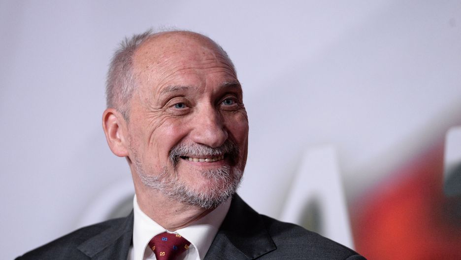 Antoni Macierewicz, polityk tak kontrowersyjny, że w czasie kampanii wyborczej chowa go własna partia.