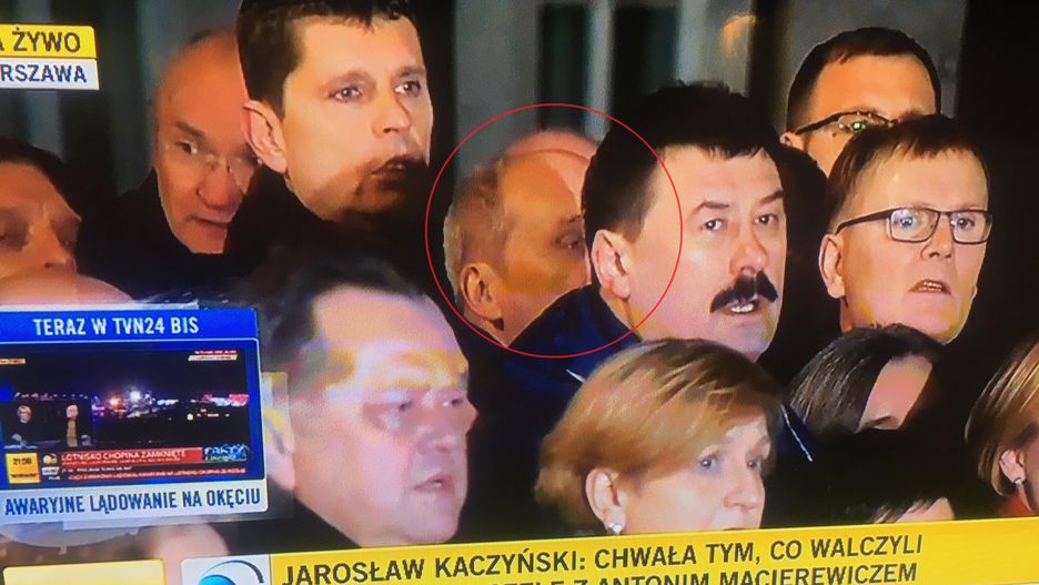 Macierewicz w tłumie podczas miesięcznicy