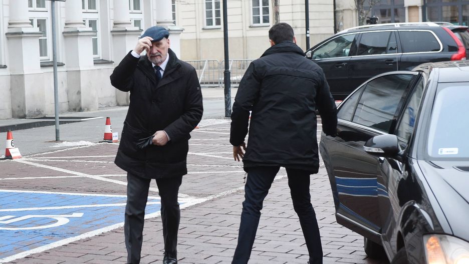 Antoni Macierewicz wciąż ma ochronę i jeździ luksusową limuzyną