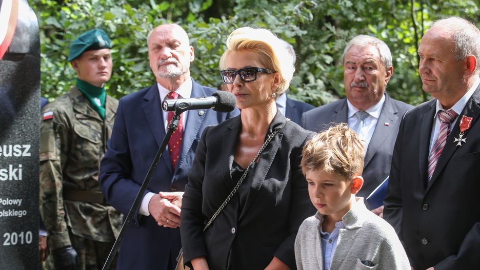 Joanna Racewicz z synem podczas uroczystości odsłonięcia popiersia kpt. Pawła Janeczka w Ossowie