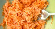 Surówka z marchewki nigdy nie smakowała lepiej. Sekretem jest jeden składnik