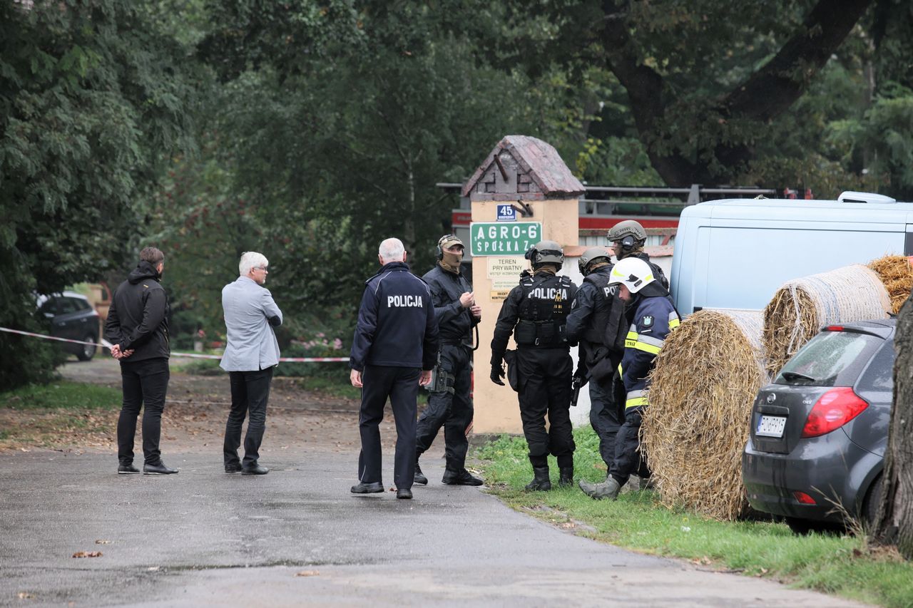 Godziszewo. Rodzeństwo zabarykadowało się w mieszkaniu. Grożą, że się wysadzą