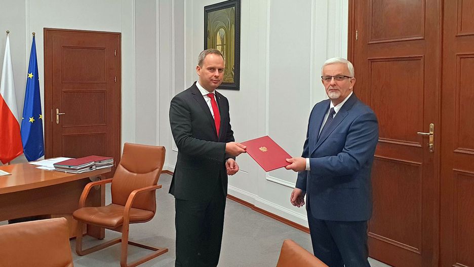 Wojewoda Dolnośląski Paweł Hreniak wręczył w poniedziałek Kuriacie (po prawej) nominację na komisarza gminy Oława