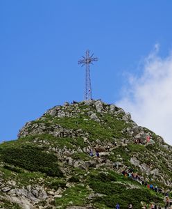 Giewont ma konkurencję. Ogromny krzyż stanął na Podkarpaciu