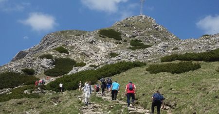 Tatry. Turyści lekceważą zakaz i wchodzą na Giewont. Leśnicy szacują straty